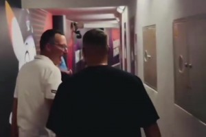 他俩在足篮各自地位谁更高？东契奇欧锦赛赛后合影波多尔斯基！